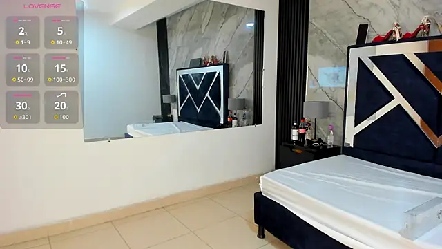 Snapshot of VioletRose_as chatting on 10/28/25, 08:00 VioletRose as online show from 10/28/25, 08:00