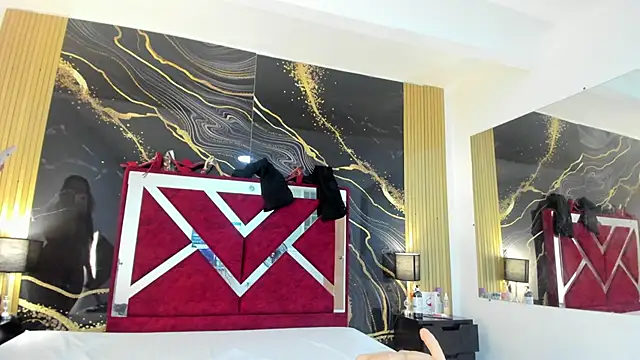 Snapshot of VioletRose_as chatting on 11/08/25, 04:56 VioletRose as online show from 11/08/25, 04:56