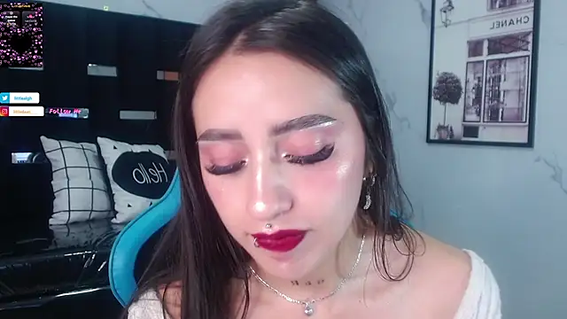 Snapshot of Abril_Velvet_a_ chatting on 10/17/25, 01:20 Abril Velvet a  online show from 10/17/25, 01:20