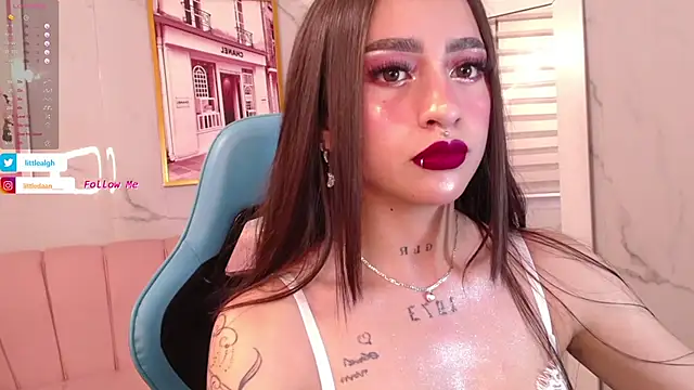 Snapshot of Abril_Velvet_a_ chatting on 10/17/25, 01:35 Abril Velvet a  online show from 10/17/25, 01:35