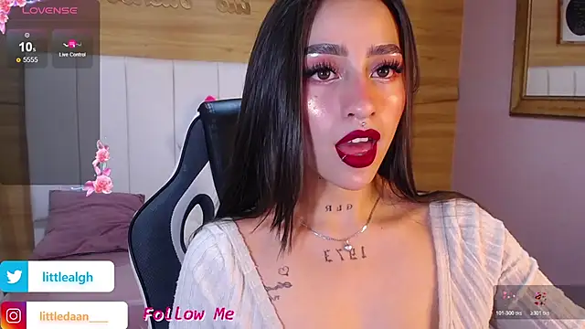 Snapshot of Abril_Velvet_a_ chatting on 10/22/25, 07:46 Abril Velvet a  online show from 10/22/25, 07:46