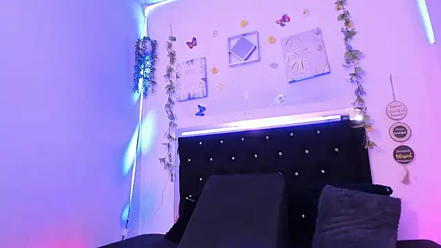 Snapshot of AkariRosetti chatting on 10/01/25, 12:00 AkariRosetti online show from 10/01/25, 12:00