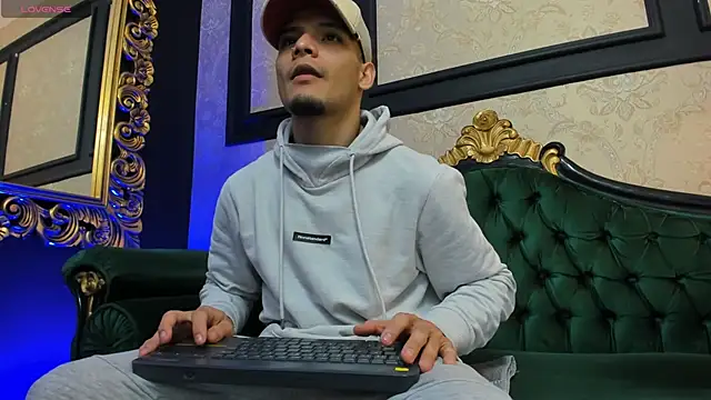 Snapshot of AlessandroKiing chatting on 09/28/25, 02:33 AlessandroKiing online show from 09/28/25, 02:33