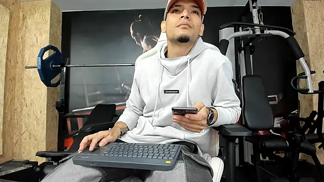 AlessandroKiing online show from 06/15/26, 10:34