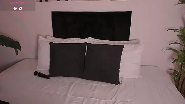 izzyvega   online show from 10/14/25, 11:49