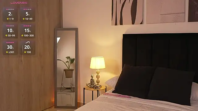 Snapshot of izzyvega__ chatting on 04/17/26, 11:19 izzyvega online show from 04/17/26, 11:19