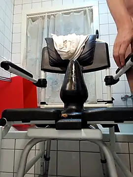 Snapshot of toywood chatting on 09/25/25, 04:49 toywood online show from 09/25/25, 04:49