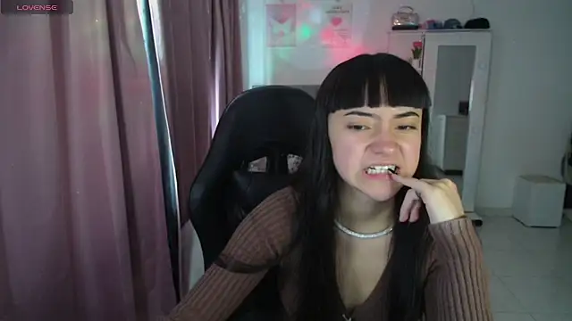 Snapshot of violetta_blackk chatting on 04/23/26, 05:15 violetta blackk online show from 04/23/26, 05:15