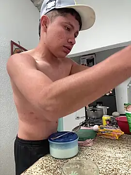 Snapshot of elfernh chatting on 12/22/25, 01:08 elfernh online show from 12/22/25, 01:08