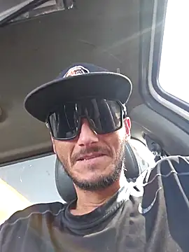 Snapshot of Romance32 chatting on 10/08/25, 06:38 Romance32 online show from 10/08/25, 06:38