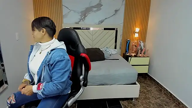 KAROLLJONES1 online show from 11/13/25, 07:35