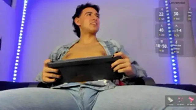 Snapshot of Alexxx_savage chatting on 11/12/25, 04:24 Alexxx savage online show from 11/12/25, 04:24