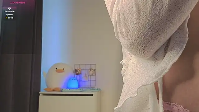 Snapshot of roxydolll chatting on 03/25/26, 02:06 roxydolll online show from 03/25/26, 02:06