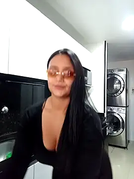 Snapshot of Esmeralda333 chatting on 10/17/25, 12:30 Esmeralda333 online show from 10/17/25, 12:30