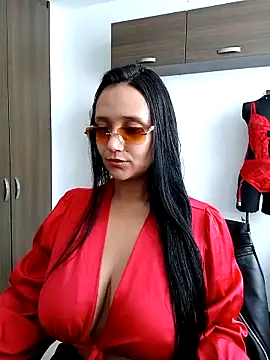 Snapshot of Esmeralda333 chatting on 10/19/25, 01:45 Esmeralda333 online show from 10/19/25, 01:45