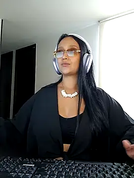 Snapshot of Esmeralda333 chatting on 03/03/26, 02:45 Esmeralda333 online show from 03/03/26, 02:45