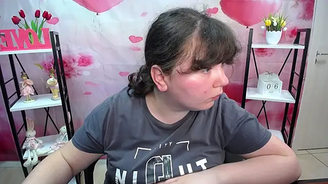 Snapshot of NeonilaLisova chatting on 05/06/26, 11:04 NeonilaLisova online show from 05/06/26, 11:04