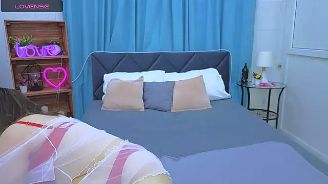 Laura Ellinss online show from 10/07/25, 07:05