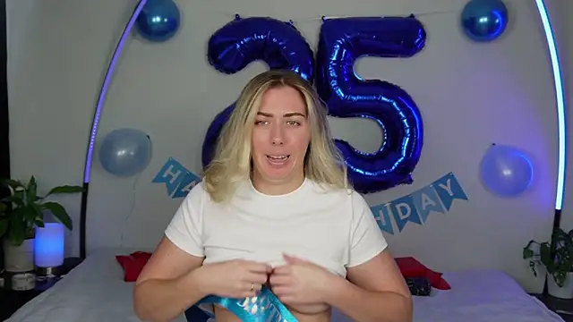 Snapshot of louiseberkeley chatting on 11/07/25, 04:12 louiseberkeley online show from 11/07/25, 04:12