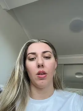 Snapshot of louiseberkeley chatting on 04/01/26, 02:34 louiseberkeley online show from 04/01/26, 02:34