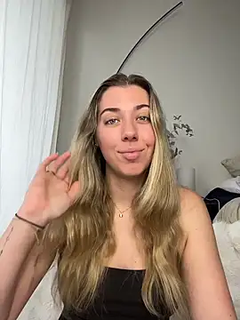 Snapshot of louiseberkeley chatting on 06/11/26, 02:11 louiseberkeley online show from 06/11/26, 02:11