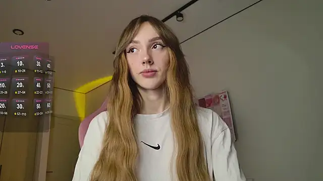 Snapshot of Lunainnk chatting on 10/11/25, 09:57 Lunainnk online show from 10/11/25, 09:57