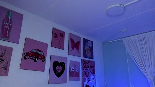 Snapshot of Lara_Rouss_ chatting on 10/02/25, 03:57 Lara Rouss  online show from 10/02/25, 03:57