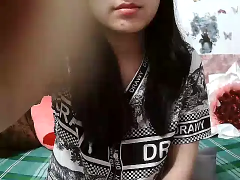 Snapshot of Linda-24 chatting on 03/18/26, 10:57 Linda-24 online show from 03/18/26, 10:57