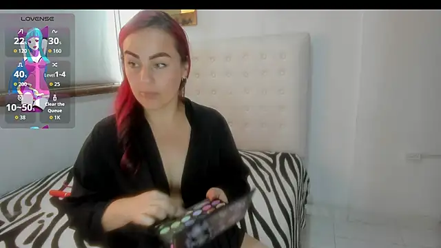 Roxannelorence  online show from 10/28/25, 05:15