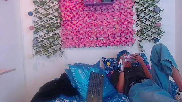 Snapshot of iam_lukas__ chatting on 09/13/25, 04:12 iam lukas online show from 09/13/25, 04:12