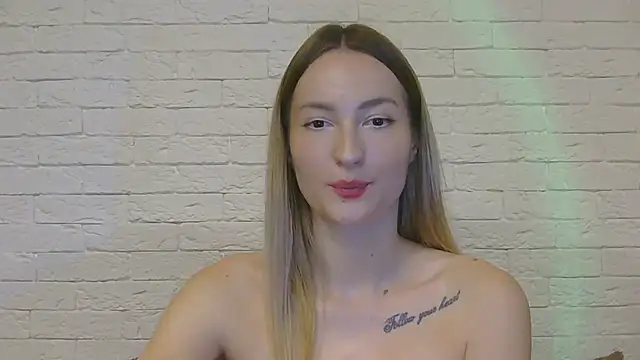 Snapshot of Alice_Sweet_01 chatting on 11/18/25, 02:43 Alice Sweet 01 online show from 11/18/25, 02:43