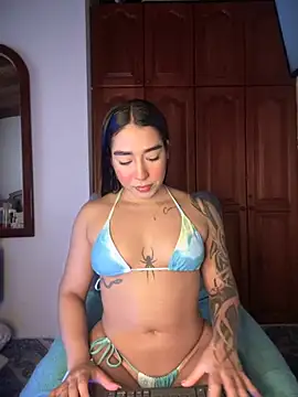 Snapshot of KaditaNavarro chatting on 11/08/25, 04:07 KaditaNavarro online show from 11/08/25, 04:07