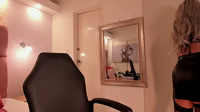 aishathornee online show from 11/07/25, 09:37