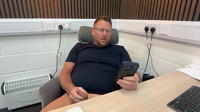 Snapshot of bilf1978 chatting on 04/10/26, 06:29 bilf1978 online show from 04/10/26, 06:29