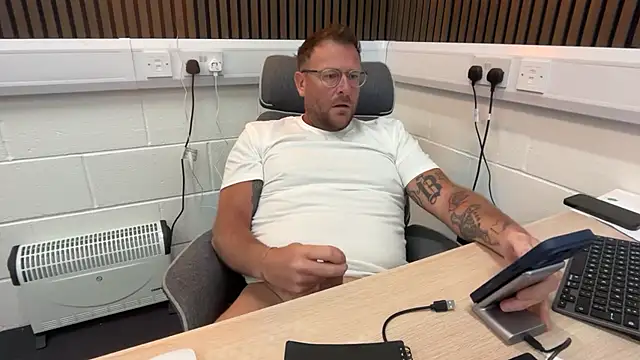 Snapshot of bilf1978 chatting on 04/13/26, 09:59 bilf1978 online show from 04/13/26, 09:59