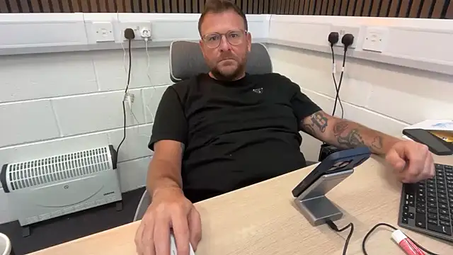 Snapshot of bilf1978 chatting on 04/15/26, 08:54 bilf1978 online show from 04/15/26, 08:54