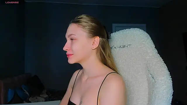 Snapshot of Ammi_bliss chatting on 11/15/25, 04:32 Ammi bliss online show from 11/15/25, 04:32