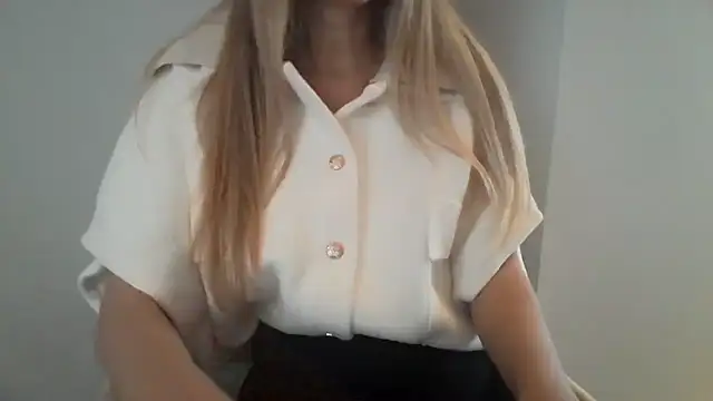 Snapshot of izabellaxoxo chatting on 12/17/25, 11:05 izabellaxoxo online show from 12/17/25, 11:05