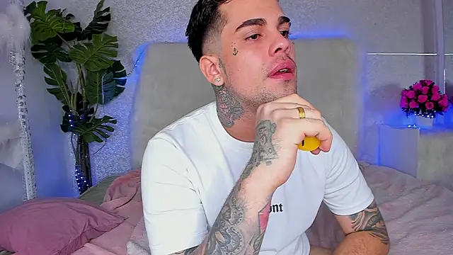 Snapshot of Littlepearl23 chatting on 11/07/25, 12:21 Littlepearl23 online show from 11/07/25, 12:21