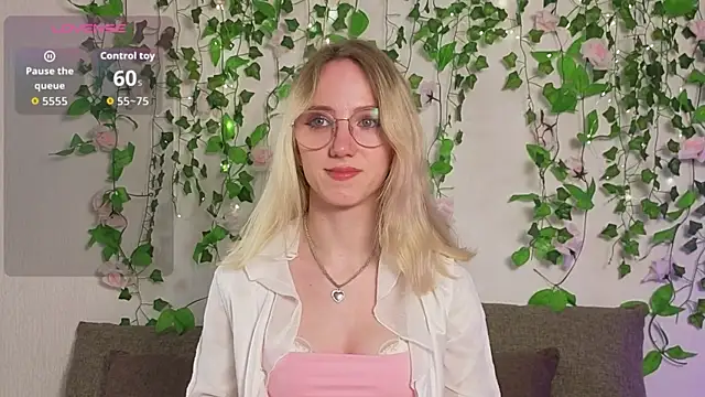 Snapshot of EmmaNovak chatting on 03/31/26, 11:05 EmmaNovak online show from 03/31/26, 11:05