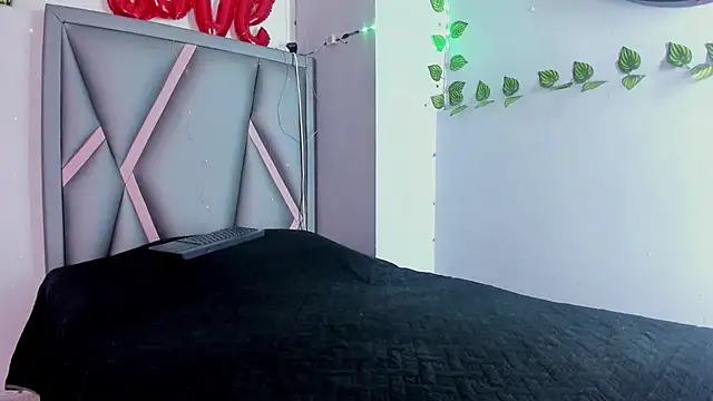 aurora tziu online show from 04/11/26, 07:45