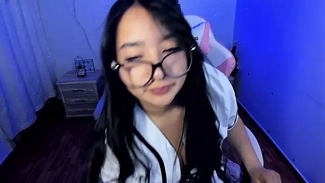 Snapshot of pretti_scarlett chatting on 10/22/25, 11:32 pretti scarlett online show from 10/22/25, 11:32