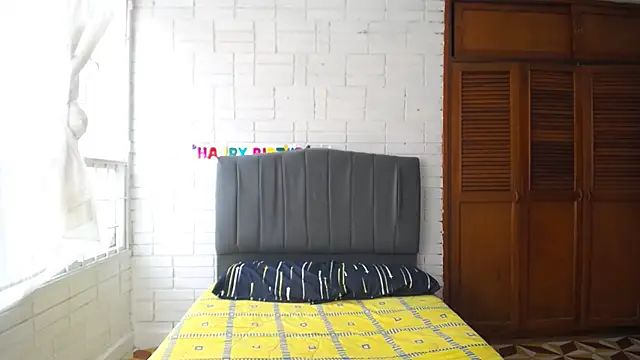 Snapshot of Naia_Stant chatting on 10/24/25, 06:37 Naia Stant online show from 10/24/25, 06:37