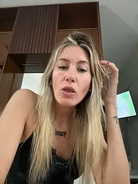 Snapshot of caritadeangellll chatting on 11/19/25, 09:48 caritadeangellll online show from 11/19/25, 09:48