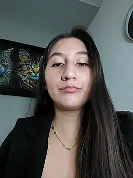 Snapshot of LunaBaby- chatting on 10/13/25, 11:10 LunaBaby- online show from 10/13/25, 11:10