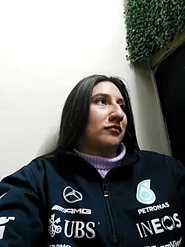 Snapshot of LunaBaby- chatting on 10/18/25, 12:35 LunaBaby- online show from 10/18/25, 12:35