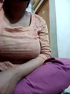 Snapshot of jenyfer709 chatting on 12/05/25, 02:20 jenyfer709 online show from 12/05/25, 02:20