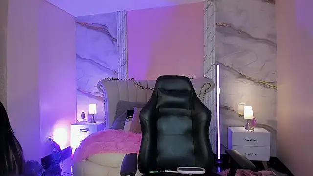 Snapshot of EmmaStonns chatting on 04/13/26, 02:33 EmmaStonns online show from 04/13/26, 02:33