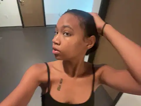 Snapshot of luvrgrllani chatting on 10/04/25, 05:44 luvrgrllani online show from 10/04/25, 05:44