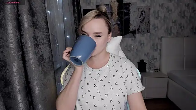 Snapshot of KiraKrox chatting on 10/30/25, 08:53 KiraKrox online show from 10/30/25, 08:53